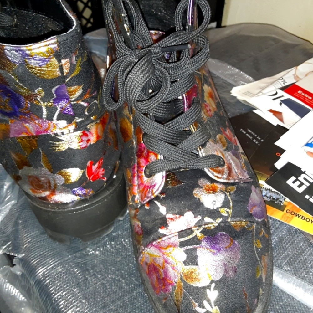 Boots - Picture 3 of 9